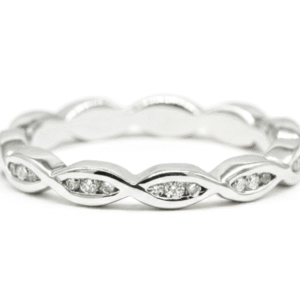 anillo de plata con detalles de diamantes