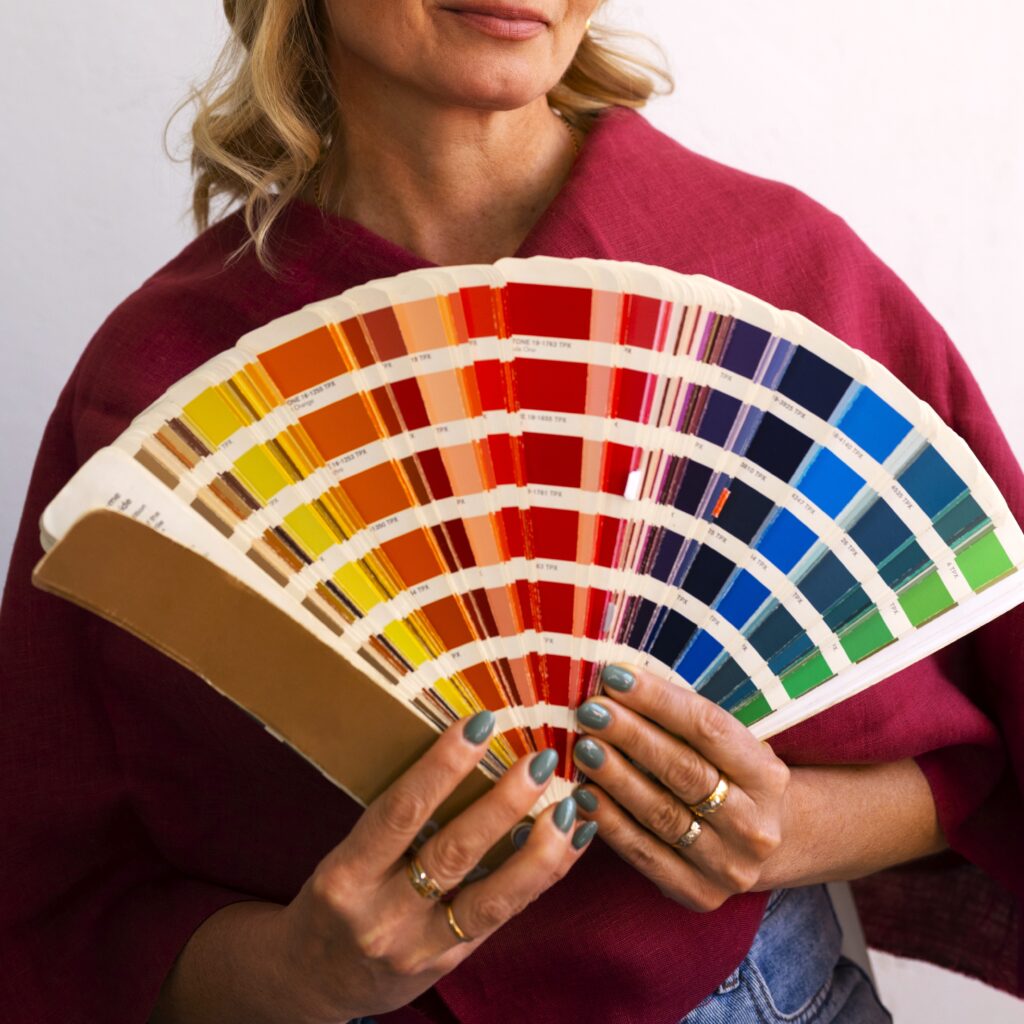 mujer de vista frontal con paleta de colores