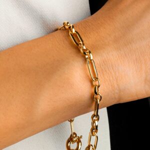 pulsera dorada en cadena