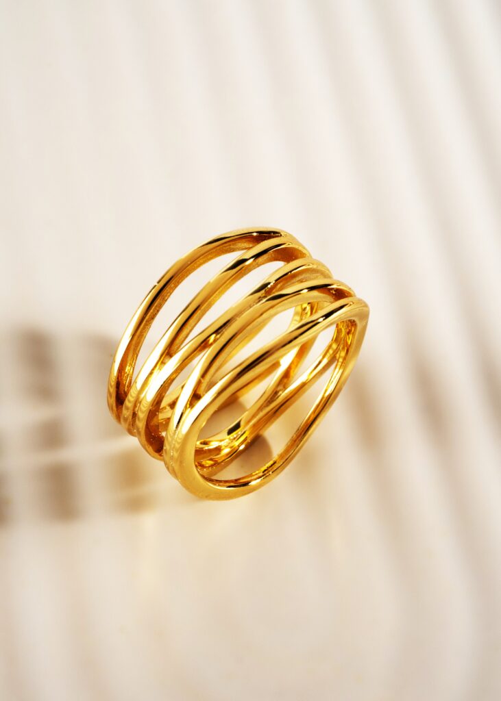 vista del lujoso anillo de oro